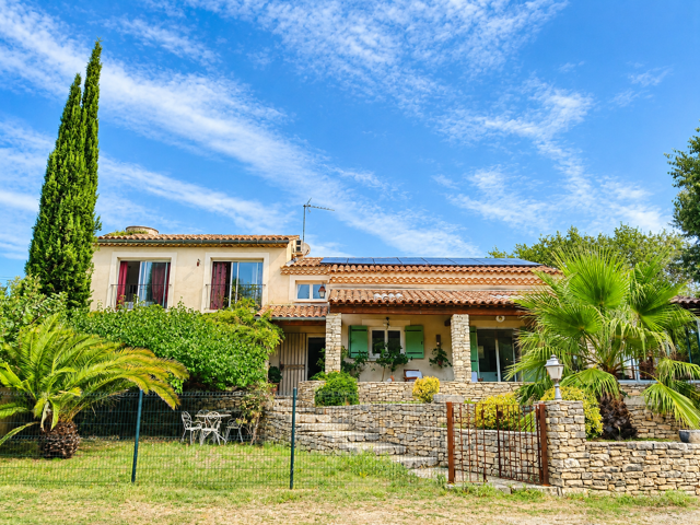 Belle maison avec piscine sur très beau terrain — photo du bien
