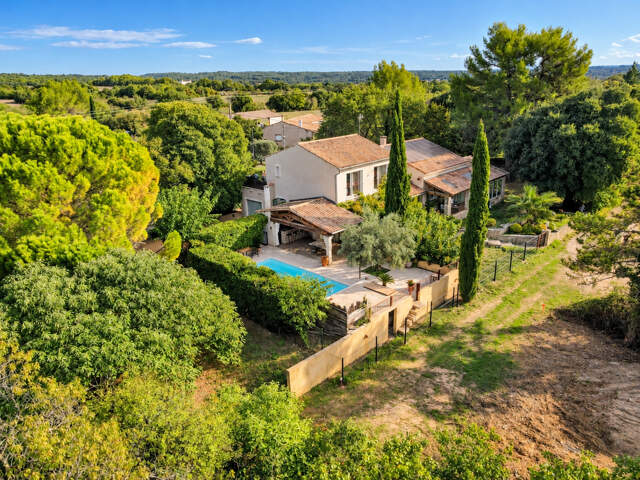 Belle maison avec piscine sur très beau terrain — photo du bien