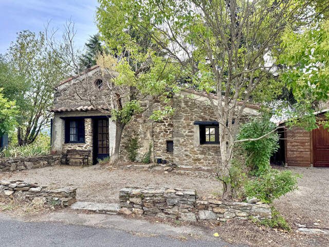 Maison individuelle en pierre avec extérieur — photo du bien