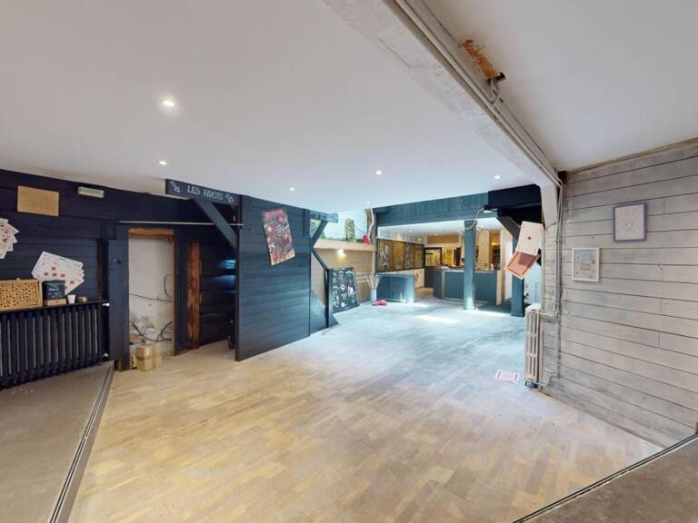 LOCAL COMMERCIAL 210 m2 + APPARTEMENT 70 m² T3 AVEC TERRASSE — photo 1