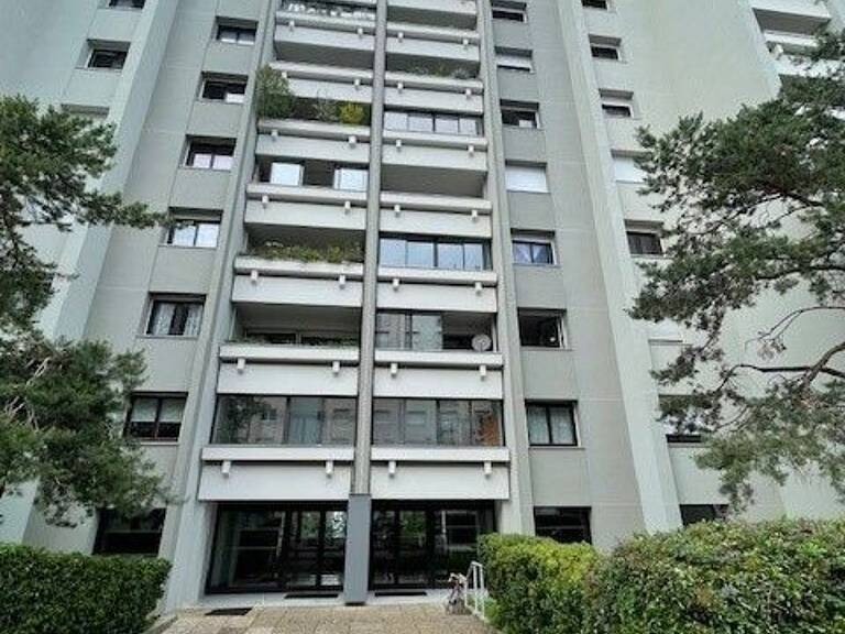 Appartement GRAND T1 MEUBLE de 39.41 m2  à 800 € CC - 67 Boulevard Eugène Réguillon 69100 VILLEURBANNE — photo 1