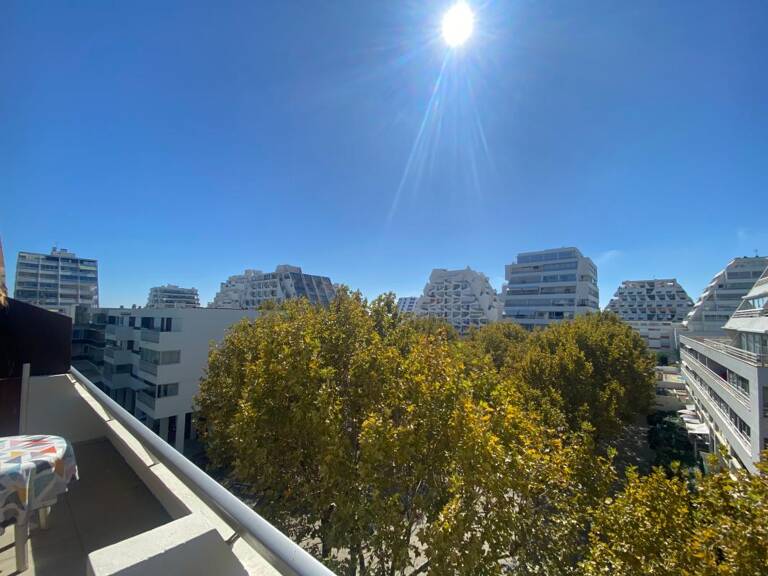 Appartement À Vendre 2 Pièces Dernier étage avec terrasse, parking et résidence avec piscine — photo 1