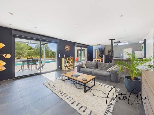 Maison contemporaine de  130 m² avec piscine et terrain 1300 m2 — photo du bien