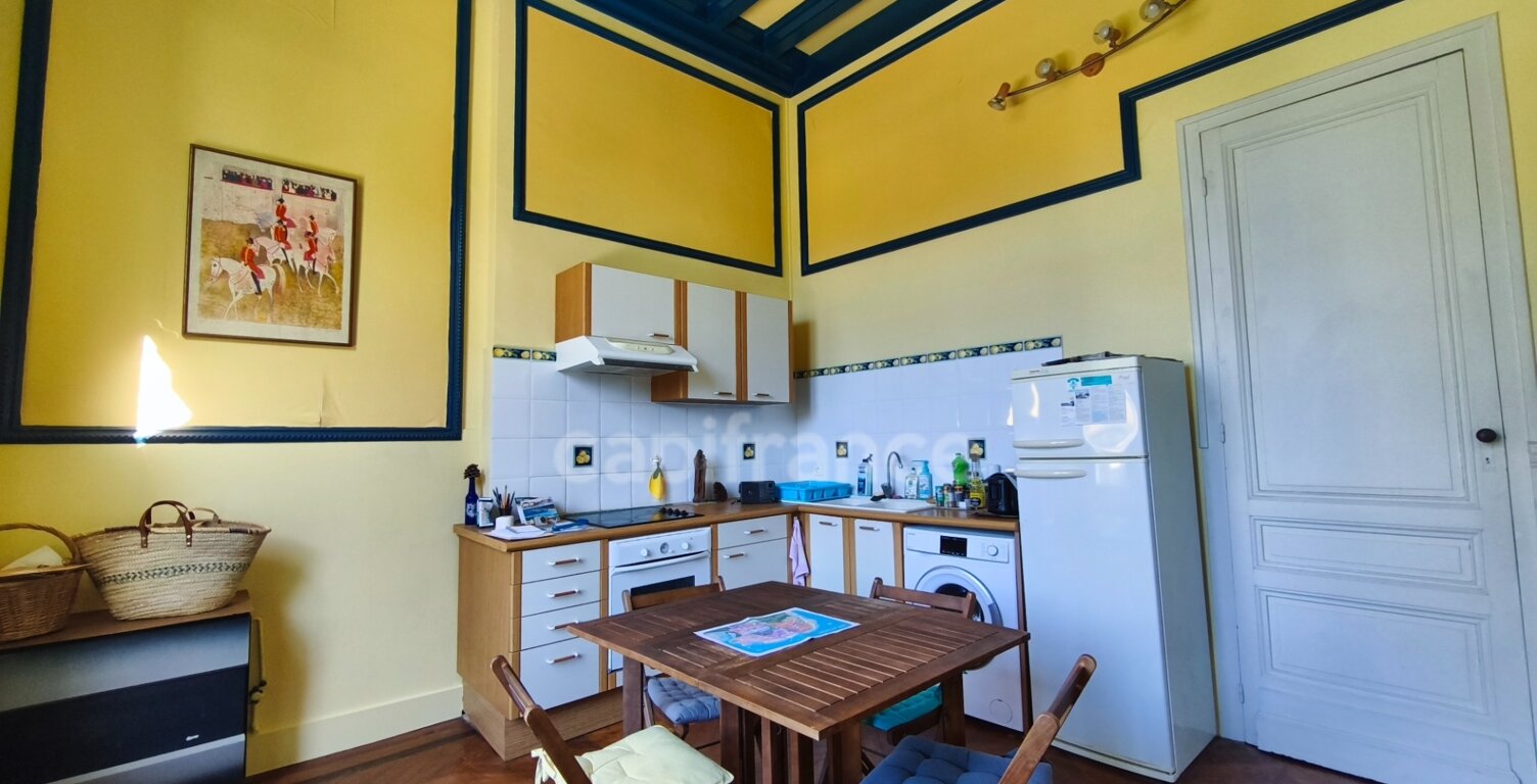 Appartement T2 de caractère en RDC surélevé – Villa bourgeoise néo-renaissance avec parking – Proche plage et commerces — photo 1