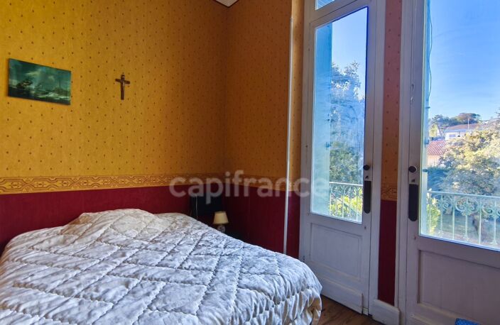 Appartement T2 de caractère en RDC surélevé – Villa bourgeoise néo-renaissance avec parking – Proche plage et commerces — photo 5