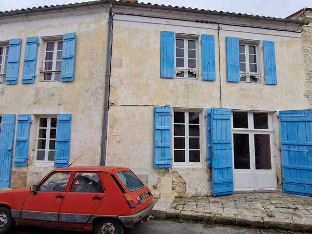 Dpt Charente Maritime (17), à vendre TONNAY BOUTONNE maison P6 de 146 m² - Terrain de 515,00 m² — photo du bien