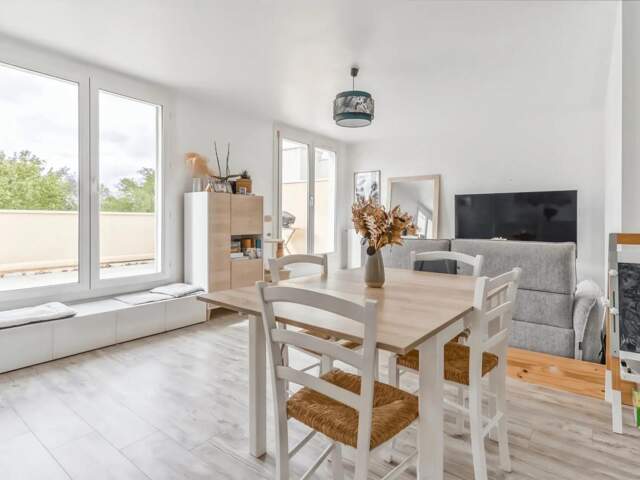 Appartement duplex 5 pièces de 94 m² avec terrasse plein sud à Maurepas — photo du bien