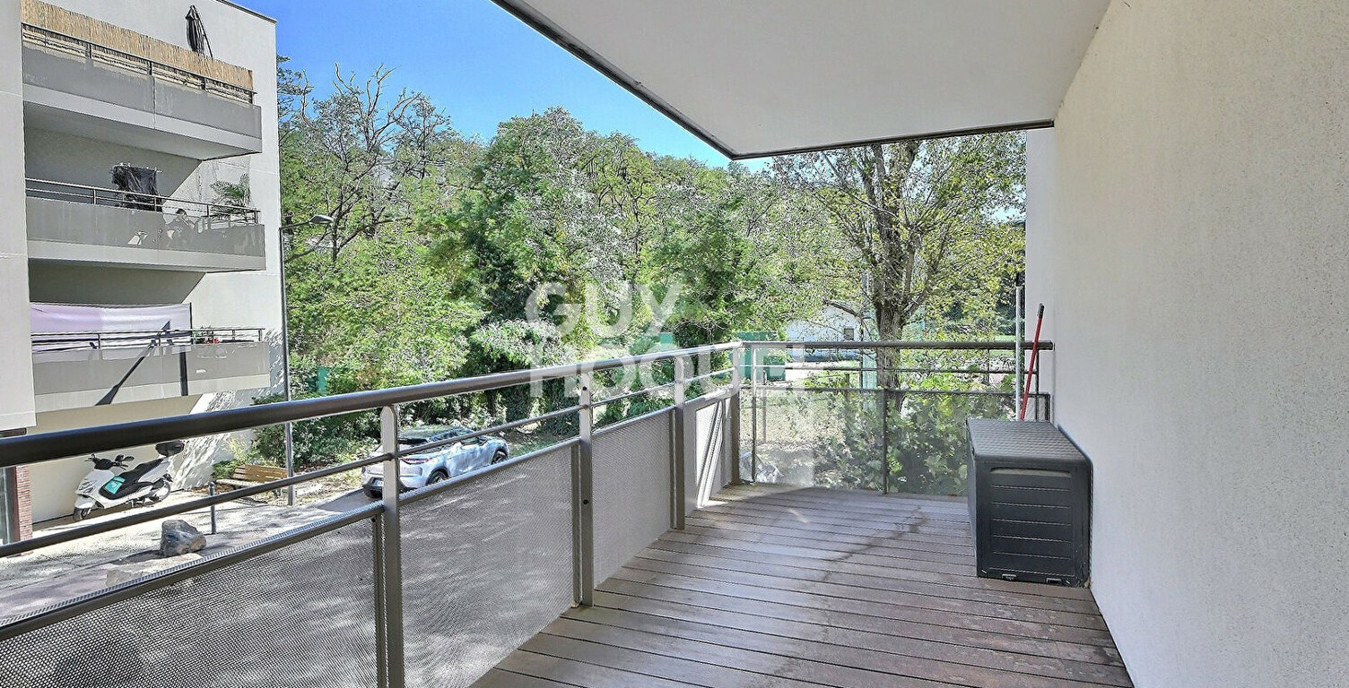 SAINT-FONS (69190) - Appartement T3 de 54 m²,  double exposition, avec balcon & garage — photo 1