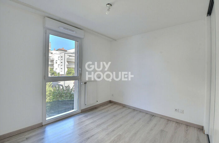 SAINT-FONS (69190) - Appartement T3 de 54 m²,  double exposition, avec balcon & garage — photo 5