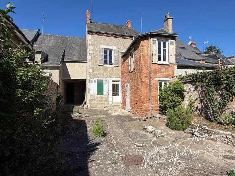 Maison de ville avec dépendances et fort potentiel en centre-ville de Toury — photo 1