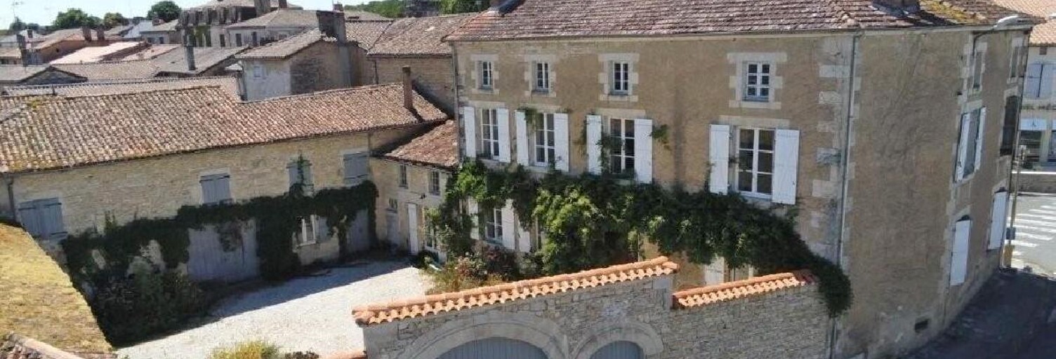Maison 10 Pièces 320 m² à vendre à Champagne-Mouton (16350)