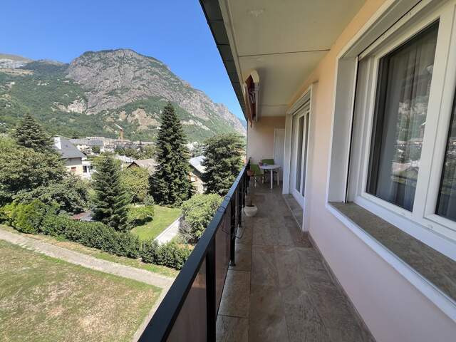 SAINT JEAN DE MAURIENNE Au coeur du quartier résidentiel des Clapeys, à proximité immédiate d'un arrête de bus, découvrez ce très agréable T4/5 de 89 m2, spacieux et lumineux, complété par une loggia fermée et par un grand balcon-terrasse carrelée équipé avec un store — photo du bien