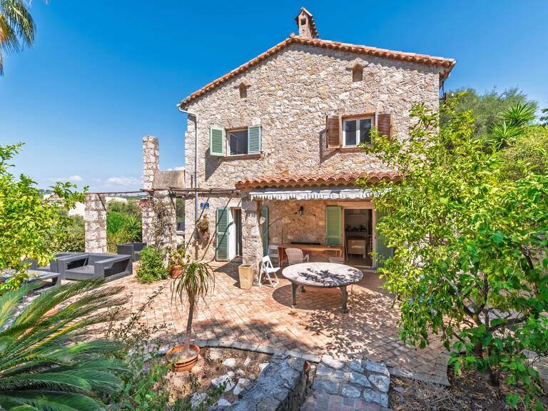 Century 21 Hanna Logis vous propose une magnifique maison en pierre située dans l’un des quartiers les plus recherchés d’Antibes. — photo 1