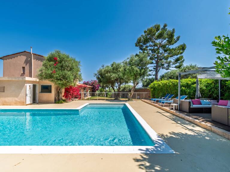 Antibes.Belle propriété.Grand terrain. — photo 1