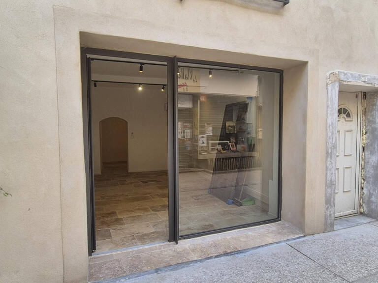 LUNEL LOCAL COMMERCIAL AVEC VITRINE ENTIEREMENT RENOVE DANS — photo 1