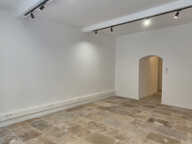 LUNEL LOCAL COMMERCIAL AVEC VITRINE ENTIEREMENT RENOVE DANS — photo 2