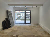 LUNEL LOCAL COMMERCIAL AVEC VITRINE ENTIEREMENT RENOVE DANS — photo 3