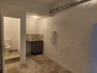 LUNEL LOCAL COMMERCIAL AVEC VITRINE ENTIEREMENT RENOVE DANS — photo 4