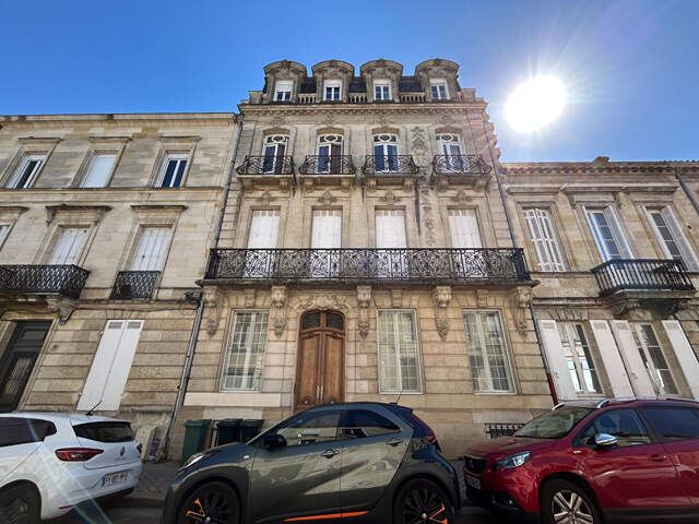 A VENDRE - BORDEAUX CENTRE - STUDIO MEUBLÉ VENDU LOUÉ — photo du bien