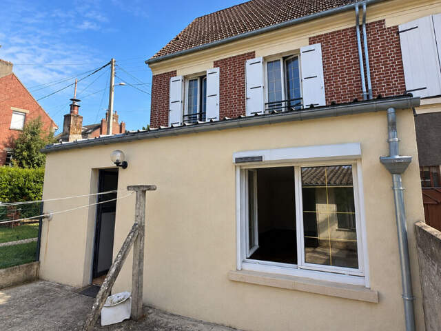 MAISON DE VILLE - 93 M² - 2 CHAMBRES - GARAGE, DÉPENDANCE ET JARDIN - SAINT-JUST-EN-CHAUSSÉE — photo du bien