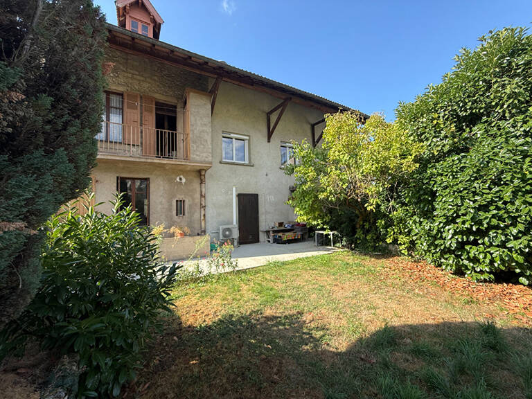 Ensemble de deux maisons mitoyennes, 1169 m² terrain, garage, cave. — photo 1