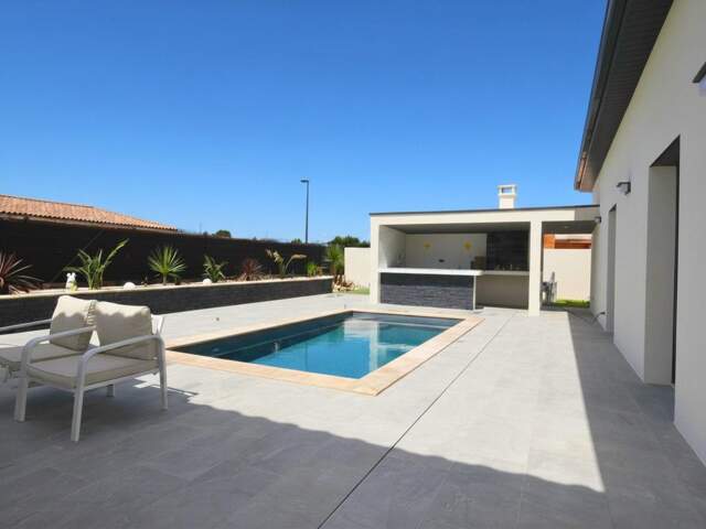Villa contemporaine de plain pied 125m² sur terrain de 433m² avec piscine et garage — photo du bien
