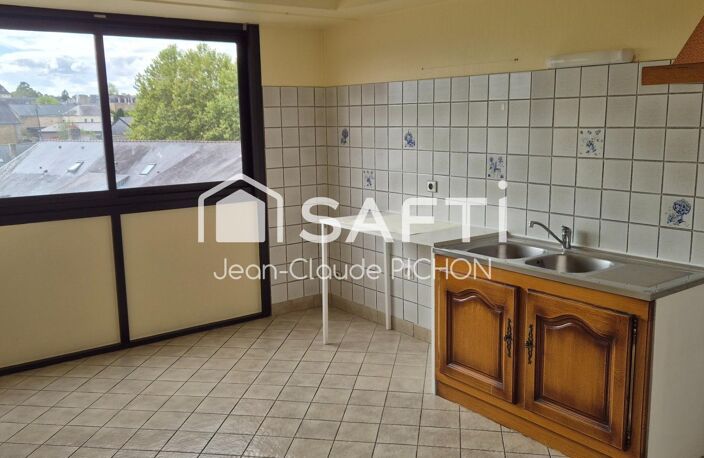 RARE À LA VENTE  ENSEMBLE DE DEUX APPARTEMENTS EN PLEIN CENTRE-VILLE DE MAYENNE — photo 4