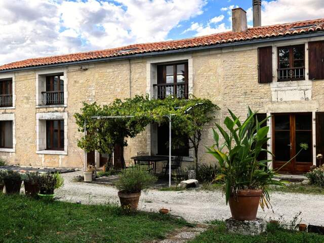 Grande Maison de famille VILLENEUVE LA COMTESSE — photo du bien
