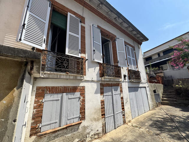 MEDIATHEQUE - TOULOUSAINE INDIVIDUELLE AVEC GARAGE ET JARDIN A RENOVER — photo du bien