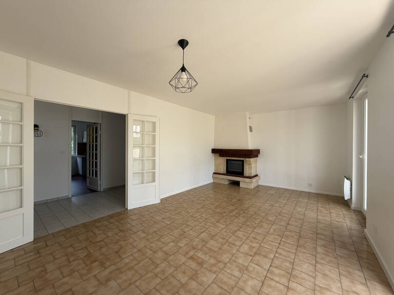 A LOUER ECOMMOY MAISON 2 CHAMBRES AVEC GARAGE ET JARDIN — photo 1