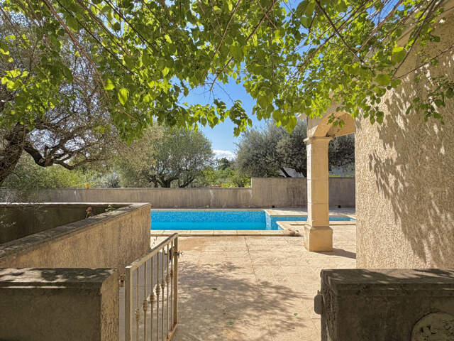 Maison située dans un cadre calme et verdoyant avec piscine   Terrain de 2000 m2 — photo du bien