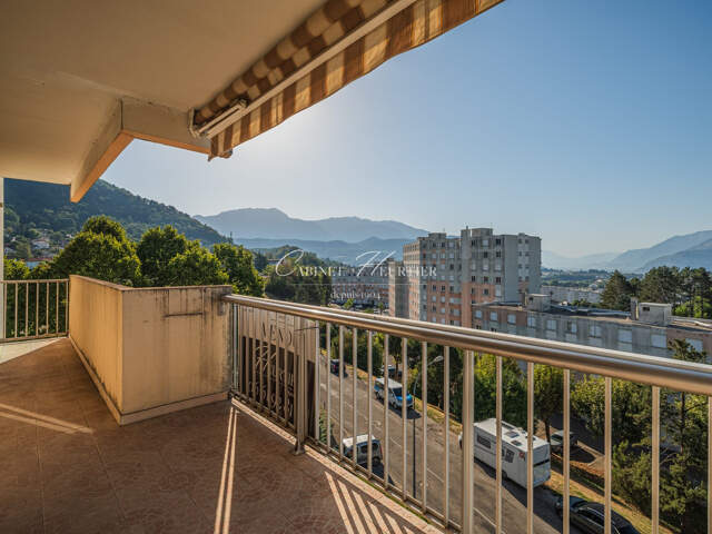 T4 de 88 m² avec vue et balcon — photo du bien