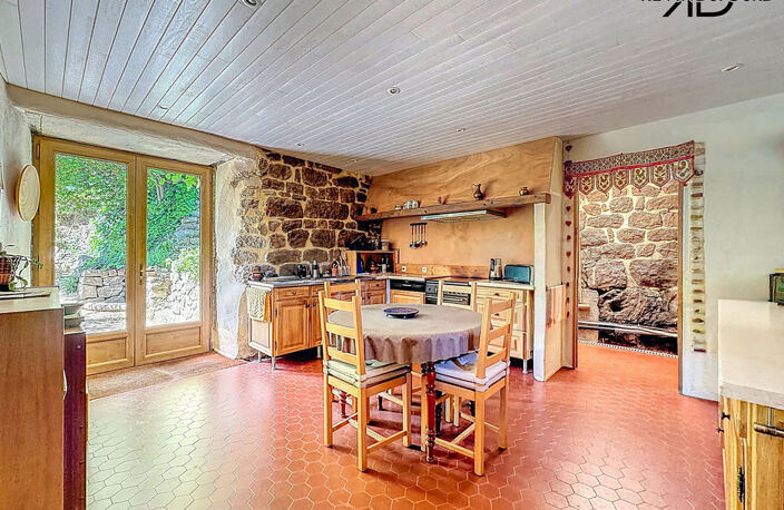 Mas de 350m² sur un terrain de 3300m² à THUEYTS — photo 2