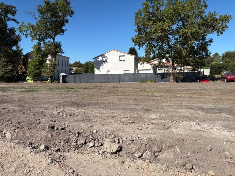 Terrain à bâtir à Léognan (33850) — photo 1