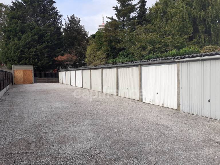 GARAGES à vendre VILLENEUVE D'ASCQ (59) 8 garages en batterie tous loués — photo 1