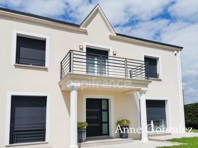 ORLEANS-SUD, à vendre belle maison familiale édifiée sur un beau jardin clos et paysager de 1130 m2 avec piscine, salle à manger extérieur, garage et places de parking — photo du bien