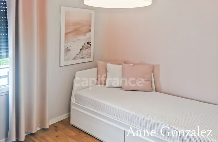 ORLEANS-SUD, à vendre belle maison familiale édifiée sur un beau jardin clos et paysager de 1130 m2 avec piscine, salle à manger extérieur, garage et places de parking — photo 3