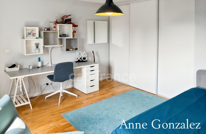 ORLEANS-SUD, à vendre belle maison familiale édifiée sur un beau jardin clos et paysager de 1130 m2 avec piscine, salle à manger extérieur, garage et places de parking — photo 5
