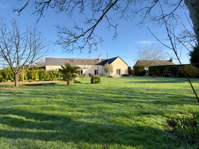 CHOUZE SUR LOIRE, Maison tuffeau 4 chambres avec vie de plain-pied sur jardin arboré clos — photo du bien