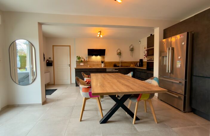 CHOUZE SUR LOIRE, Maison tuffeau 4 chambres avec vie de plain-pied sur jardin arboré clos — photo 4