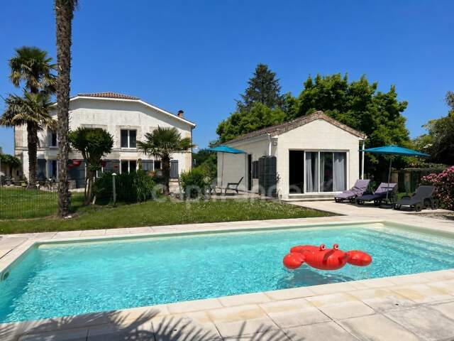 Demeure de caractère avec piscine et dépendances - Un lieu à réinventer - Chevanceaux (17) — photo du bien