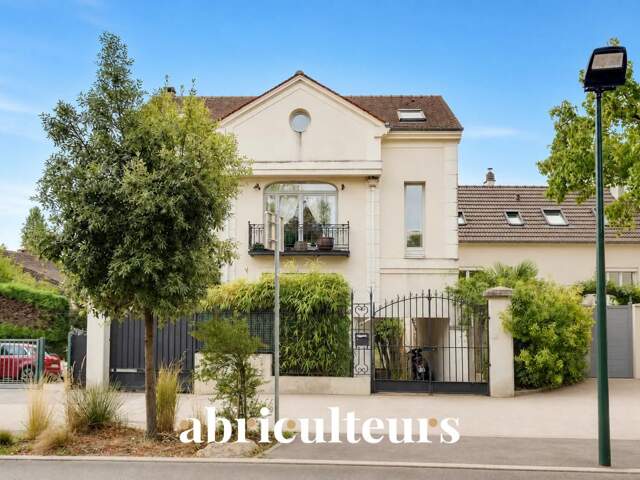 Maison individuelle atypique avec jardin et studio indépendant – Garches — photo du bien