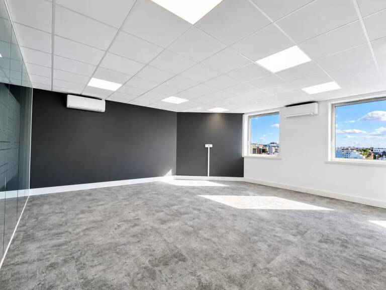 Bureaux à louer à Boulogne Billancourt près des transports. Entièrement rénovés, flexibles et lumineux, climatisation double flux, vidéosurveillance — photo 1
