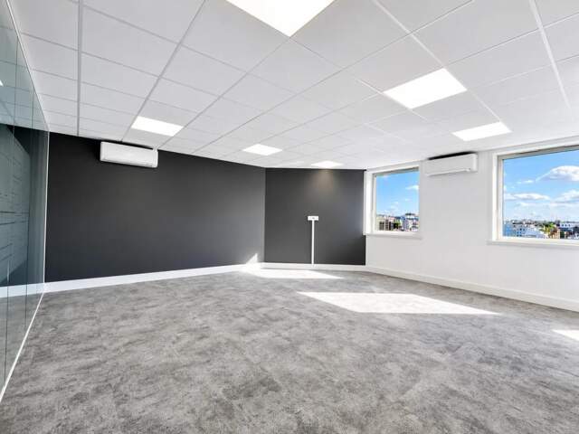 Bureaux à louer à Boulogne Billancourt près des transports. Entièrement rénovés, flexibles et lumineux, climatisation double flux, vidéosurveillance — photo du bien