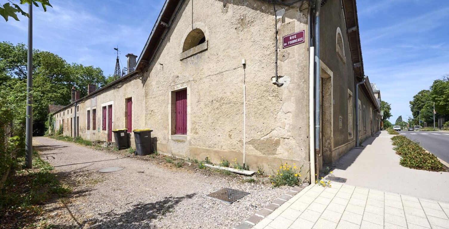 Immeuble et dépendances - 781 m² - Pouilly-en-Auxois (21) — photo 1