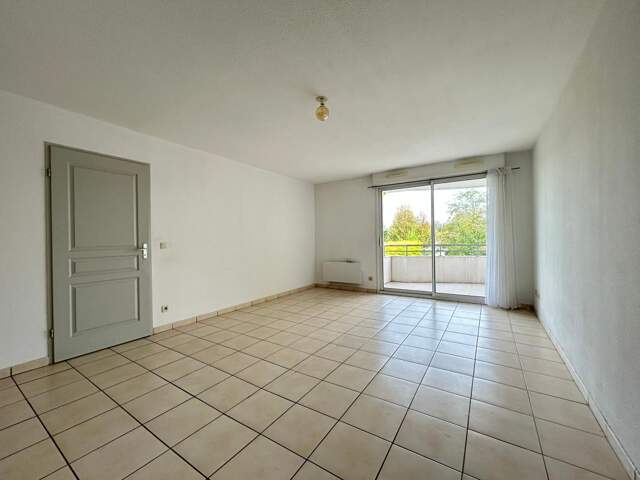 Appartement T2 avec ascenseur, balcon et parking privé — photo du bien