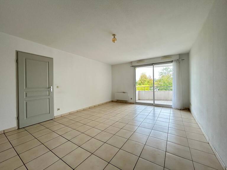 Appartement T2 avec ascenseur, balcon et parking privé — photo 1