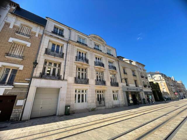Idéalement situé au pied du tram et des commerces — photo du bien