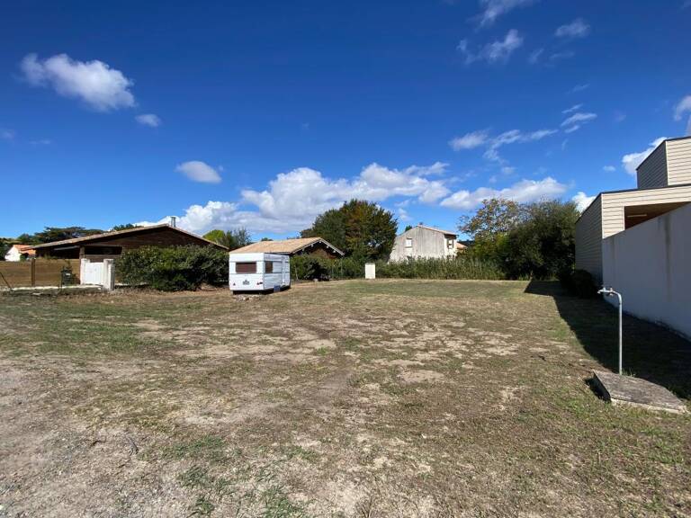 TERRAIN CONSTRUCTIBLE VIABILISE DE 690 m² AU CENTRE DES MATHES — photo 1
