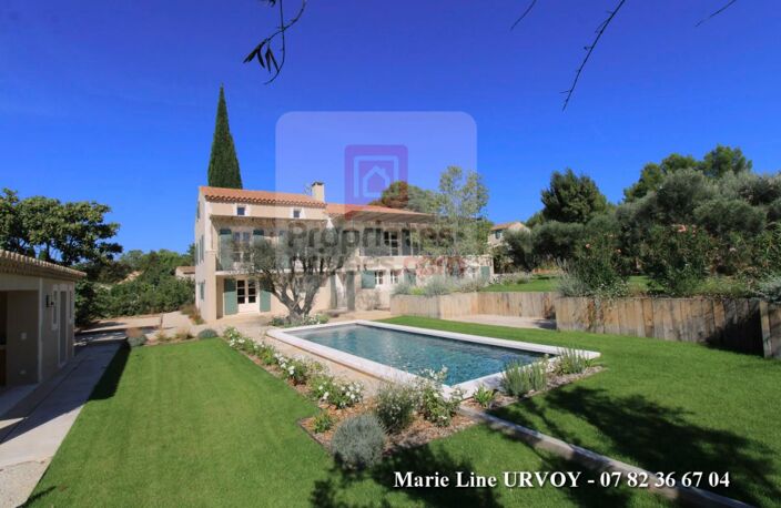 PROPRIÉTÉ DE CHARME AU COEUR DES ALPILLES - 5 SUITES  - PISCINE - JARDIN PAYSAGE DE PLUS DE 2 000 M² — photo 2